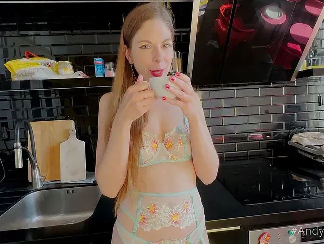 Spermaschlampe MILF Alice  trinkt Anal-Creampie mit ihrem Kaffee