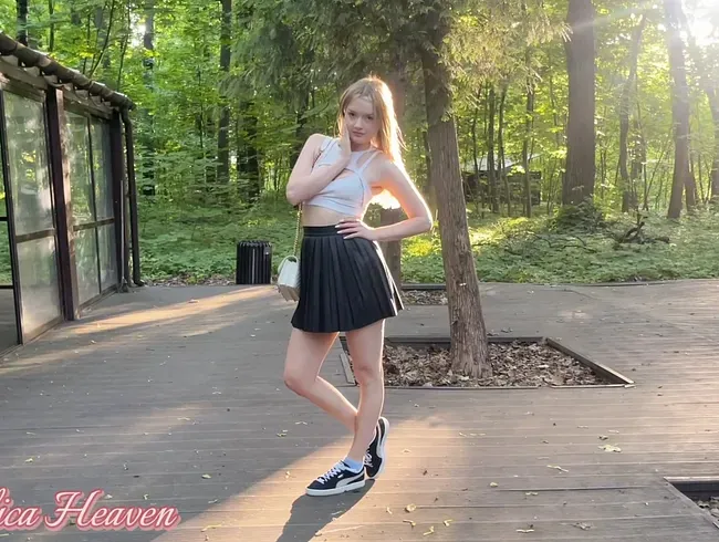 Schönes Mädchen pisst und wird in den Arsch gefickt