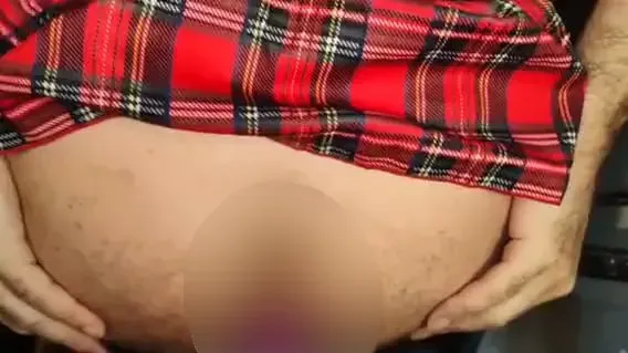 Die Sissy wird schön mit dem Strapon gefickt