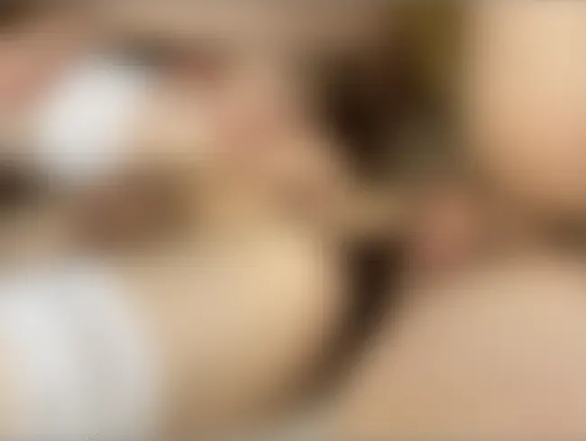 Ein Junge in Strümpfen befriedigt einen Mann