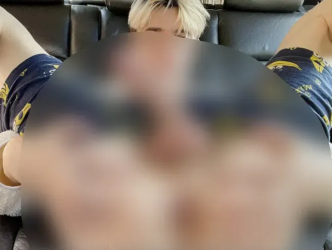 Süßer Schnuckel wird im Auto gefickt