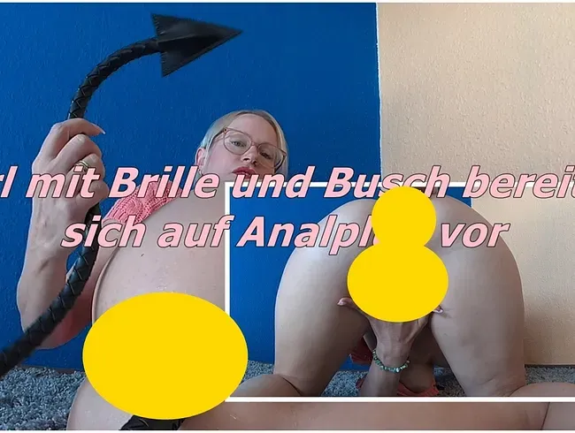 Girl mit Brille und Busch bereitet sich auf Analplug vor
