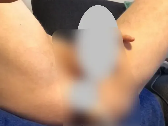 Mein Schwanz verschiesst eine fette Ladung während ich gefickt werde (kein Ton)