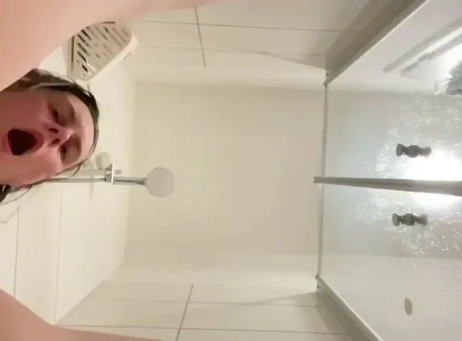 Analer Dildoritt in der Dusche mit lautem Stöhnen - Cumonatallgirl