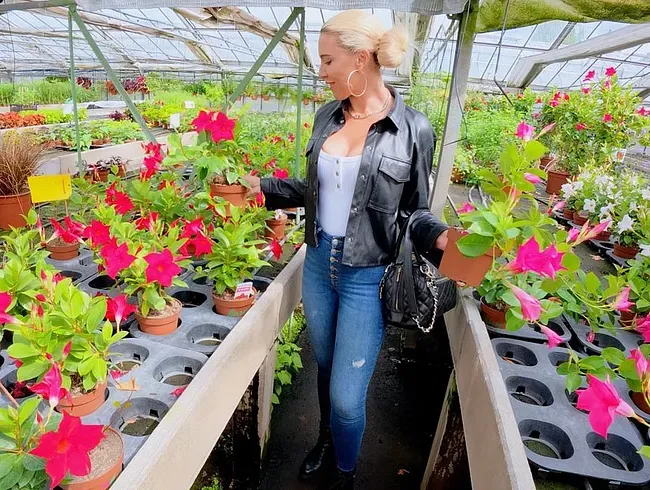 UNERFAHRENEN AZUBI (18+) in Gärtnerei verführt | Heftiger 3LOCH mit LEDERBITCH! 2xgespritzt! FACIAL