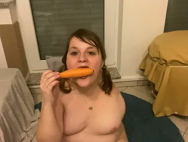 Große Karotte tief in Pussy und Arsch