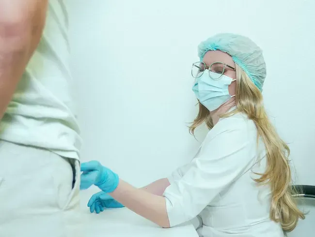 Strenge Untersuchung beim Arzt mit den blauen Handschuhen: Nur Prostata-Massage, keine Berührung während des Samenergusses