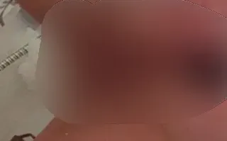 Feuchte fotze wird unter der Dusche mit der Haarbürste gefickt?