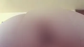 Du stehst auf große und fette Hintern? Dann solltest du meinen sehen.