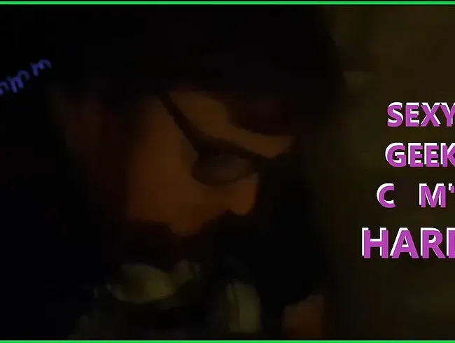 Schauen Sie sich meine SEXY Streberseite an, wie ich eine Brille trage und langsam meinen Sweet Spot reibe.