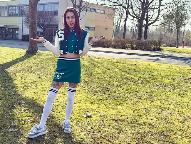 Vom Schulmädchen zur strengen Lehrerin, Berufsschüler Timo (18+) muss blank alle Löcher ficken! 