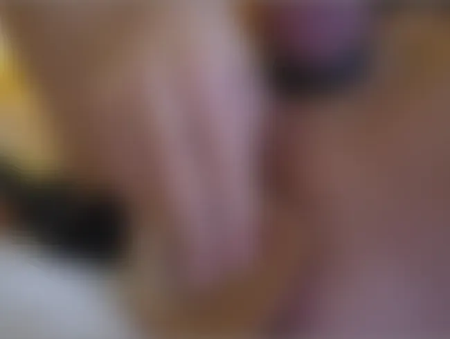 Analspiele mit langen Dildos