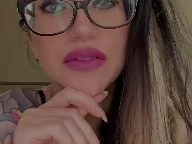 Mein Lieblingsvideo mit Analkugeln, Dildo und heißem Outfit