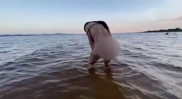 Fantasieren über Pinkeln im Wasser