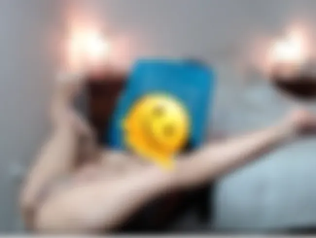 Verstecke den Dildo in meinem Arsch und dringe ganz ein!