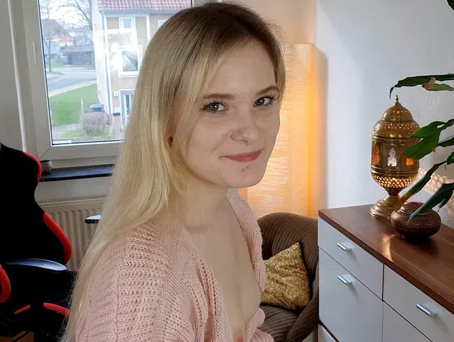 Teenie lässt sich den Arsch aufreißen für Reizwäsche !! - LovlyLuna