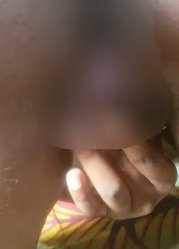 Nette Frau die mehrmals am Tag mit einer nassen schwarzen Muschi kommt