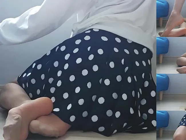 Femboy in Nylon und Rock gönnt sich mit einem Dildo, pisst und spielt anschließend mit der Pisse.