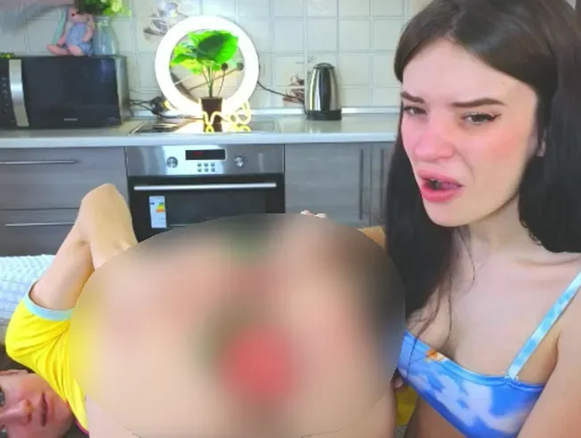 Margot bittet Alice, nicht an ihrem Arsch zu riechen, aber sie kann nicht aufhören