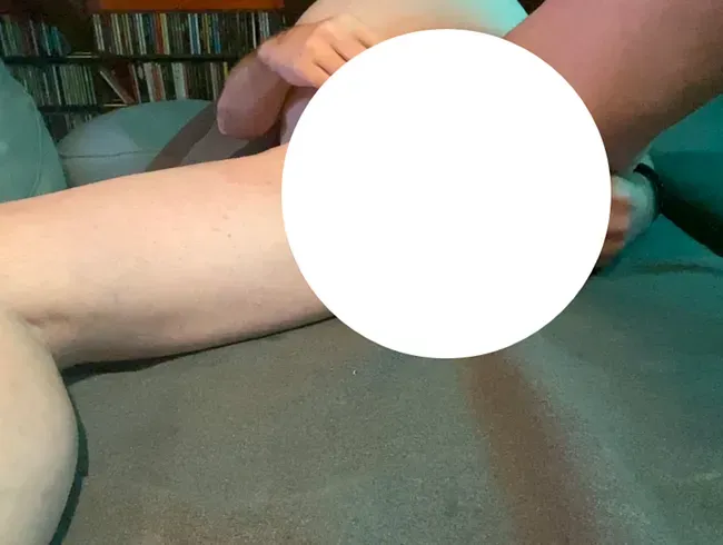 Gummi Schwanz im Poloch und dabei gewichst