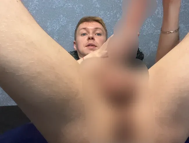 Großer 12-Zoll-Dildo im Loch eines jungen Schnuckels