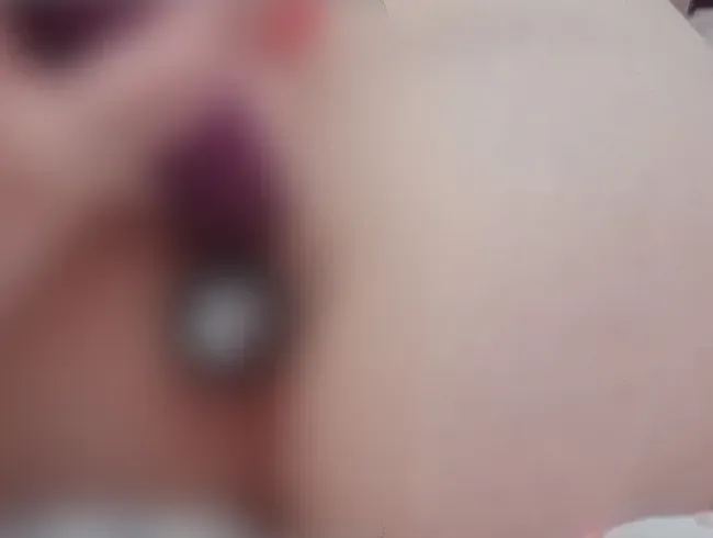 Gefesselt in alle 3 Ihre Löscher gefickt, Dildo in Ihre Fotze und Plug in den Arsch, geschluckt!