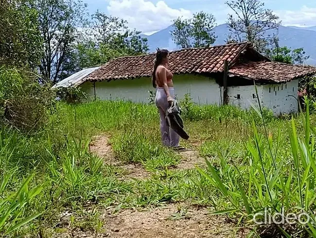 fickt beide Löcher in einem verlassenen Haus