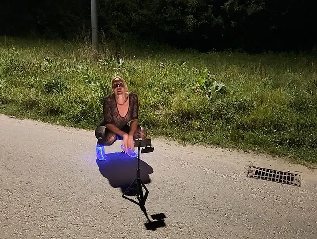 Er folgt mir !! Krasser gehts nicht!! Fremder Trucker fickt mich mitten auf der Strasse !!