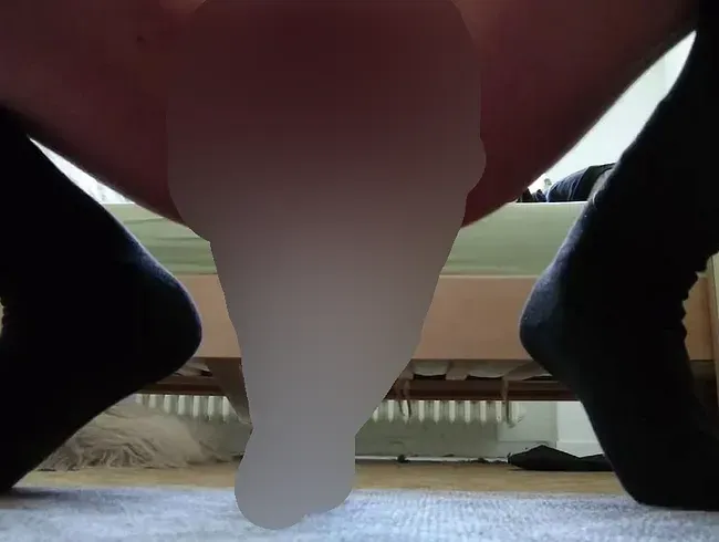 Sexy Femboy in Kniestrümpfen reitet einen großen Dildo - MilliQ