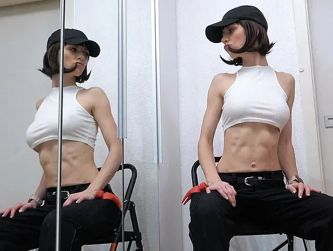 sexy Handwerkerin masturbiert mit Werkzeugen in Arsch und Pussy