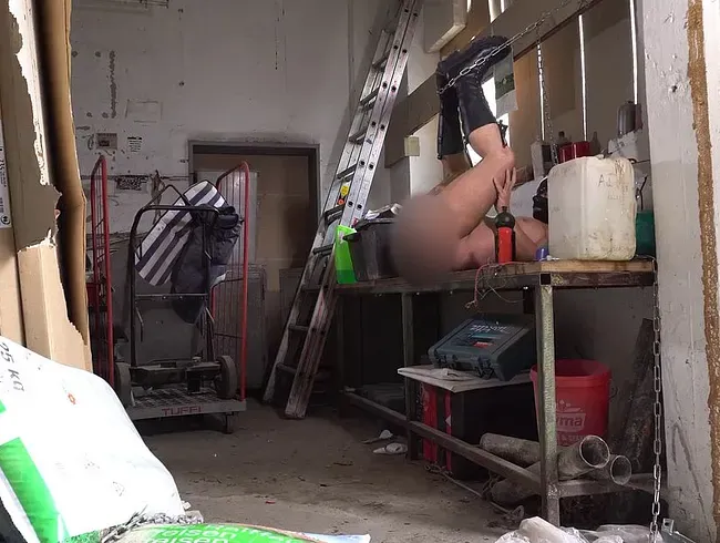 Auf Handwerkertisch gefickt