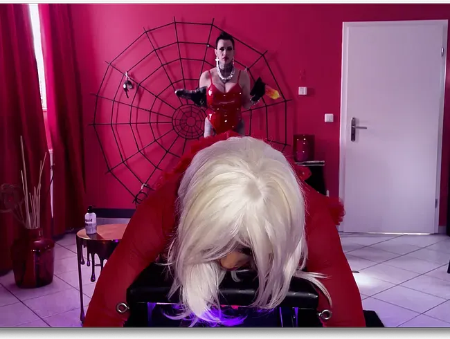 Goettin bohrt Sissy Arsch mit XXL DICKER STRAPON