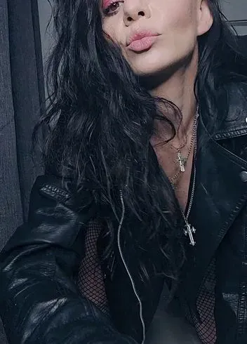 Natalie Carter, tiefer Analfick in Leder für Ihr Vergnügen