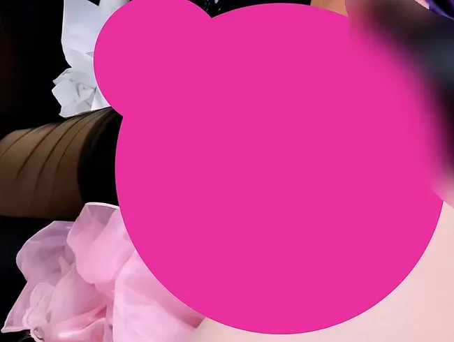 Sissy schiebt sich Analkugeln rein