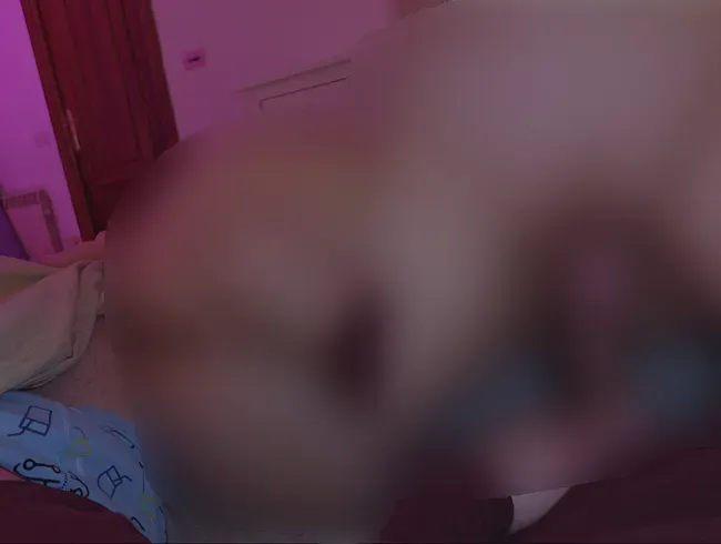 Ich teile ein Bett mit meiner Stiefmutter. Stiefmutter bat mich, ihr meinen Schwanz in den Hals zu schieben und sie zu ficken, ich