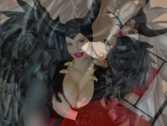 Dämonin liebt doppelte Penetration mit Gothic-Dildos