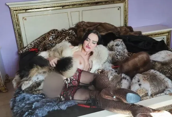 Pelzschlampe Sklave bekommt 5 Furgasms