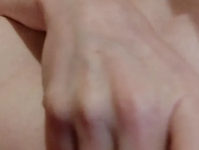 Spiele mit meiner nassen Fotze und stecke mir meinen Plug in den Arsch