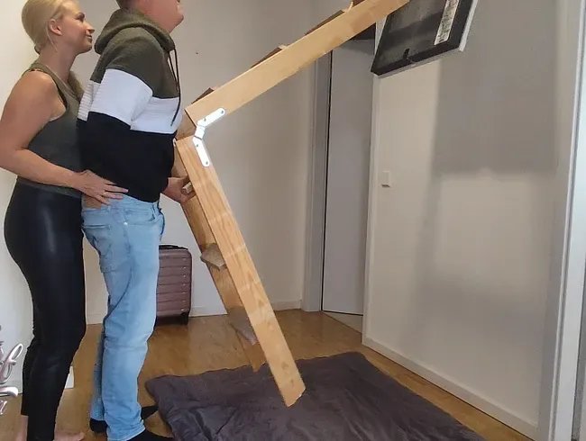 Schatz komm mir helfen! Ich brauche Unterstützung von hinten