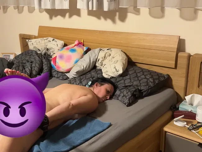 Fixiert im Bett und einfach benutzt worden mit Plug im Arsch und Strapon TEIL1