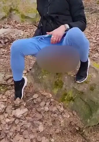 Draußen gepisst, brr, mein Hintern und mein Arsch sind eiskalt