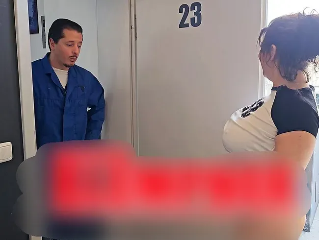 Der Klempner. Er weiß, wie man Rohre verlegt