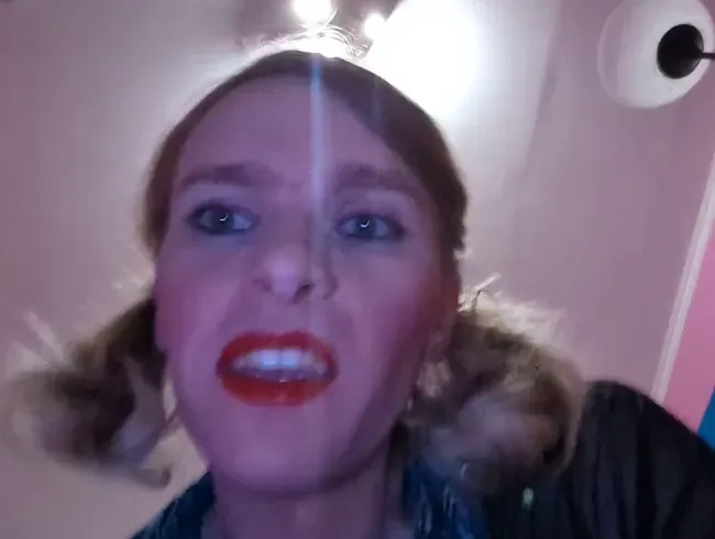 Bitchiges Schulmädchen bereitet sich auf die Schule vor