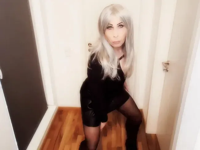 Deine heiße Stiefmutter spielt mit ihrem Spielzeug