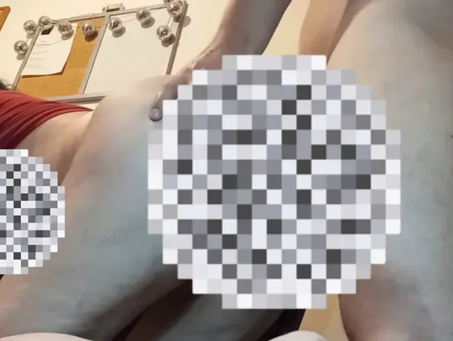 Die Schlampenfrau des Nachbarn stöhnt, wenn sie in den Arsch gefickt wird und will Creampie