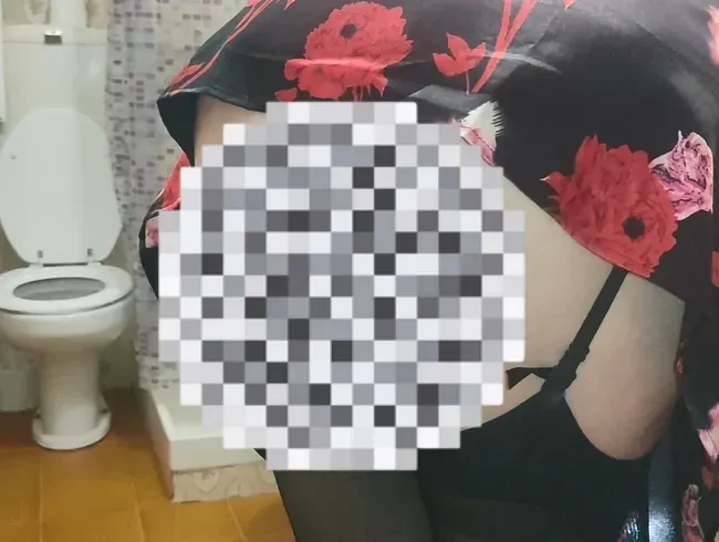 Schlampenfrau mit großem Arsch geht im Badezimmer fremd