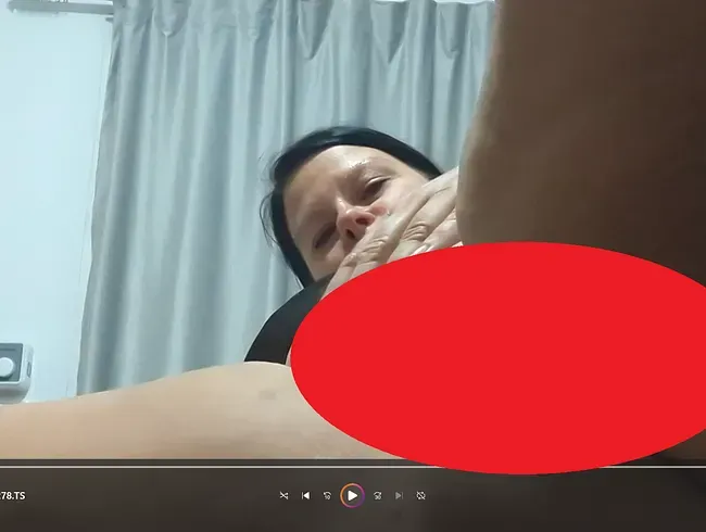 Anal Black Dildo. Geile deutsche Amateurin mit riesen Titten lässt sich Black Dildo anal einführen.